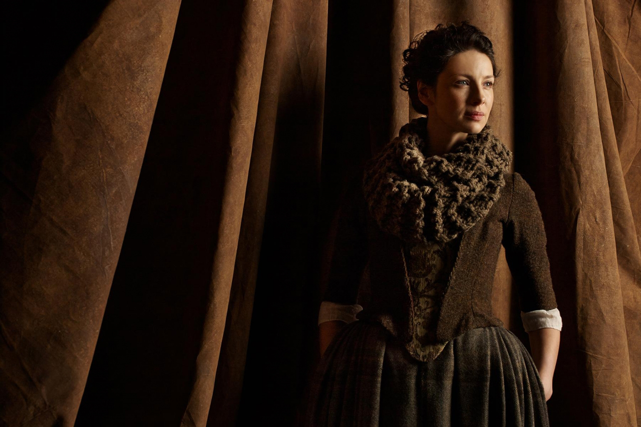 Outlander . Season 1 . Claires brown tartan dress