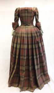 Outlander . Season 1 . Claires gathering dress