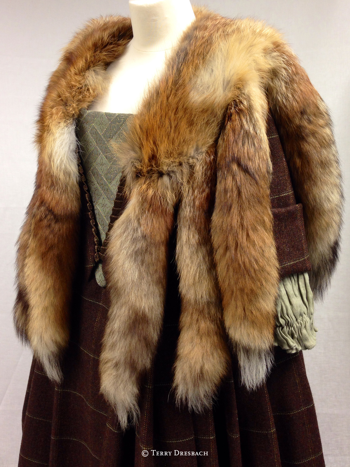 Outlander . Season 1 . Letitias fox dress
