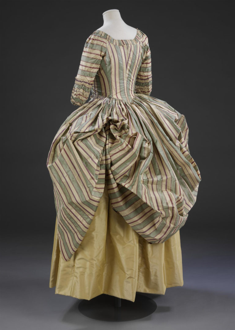 177590_robe_ala_polonaise_01b_va Costume Antique